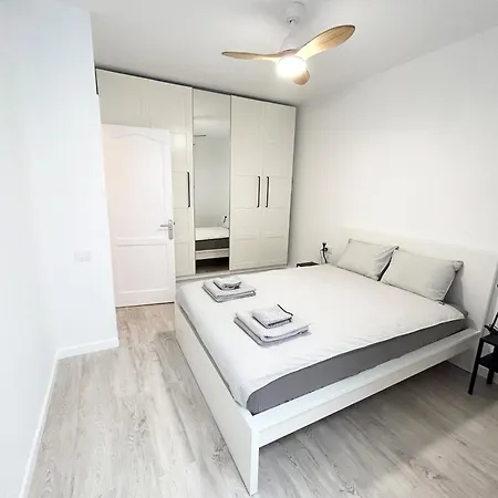 Apartment Beautiful, 2 Double Bedrooms In Cristianos, 3 Mins From The