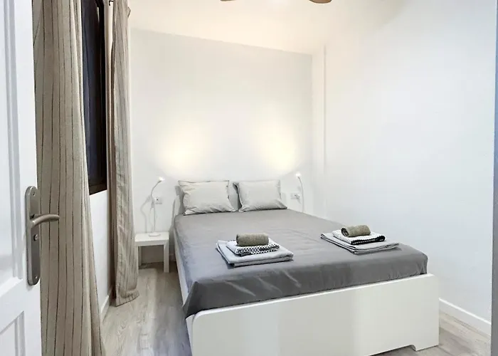 Beautiful, 2 Double Bedrooms In Cristianos, 3 Mins From The *