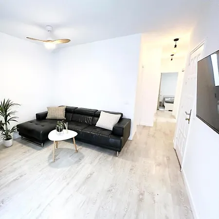 Beautiful, 2 Double Bedrooms In Cristianos, 3 Mins From The Daire