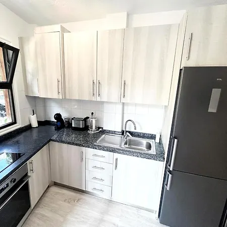 Beautiful, 2 Double Bedrooms In Cristianos, 3 Mins From The * アロナ